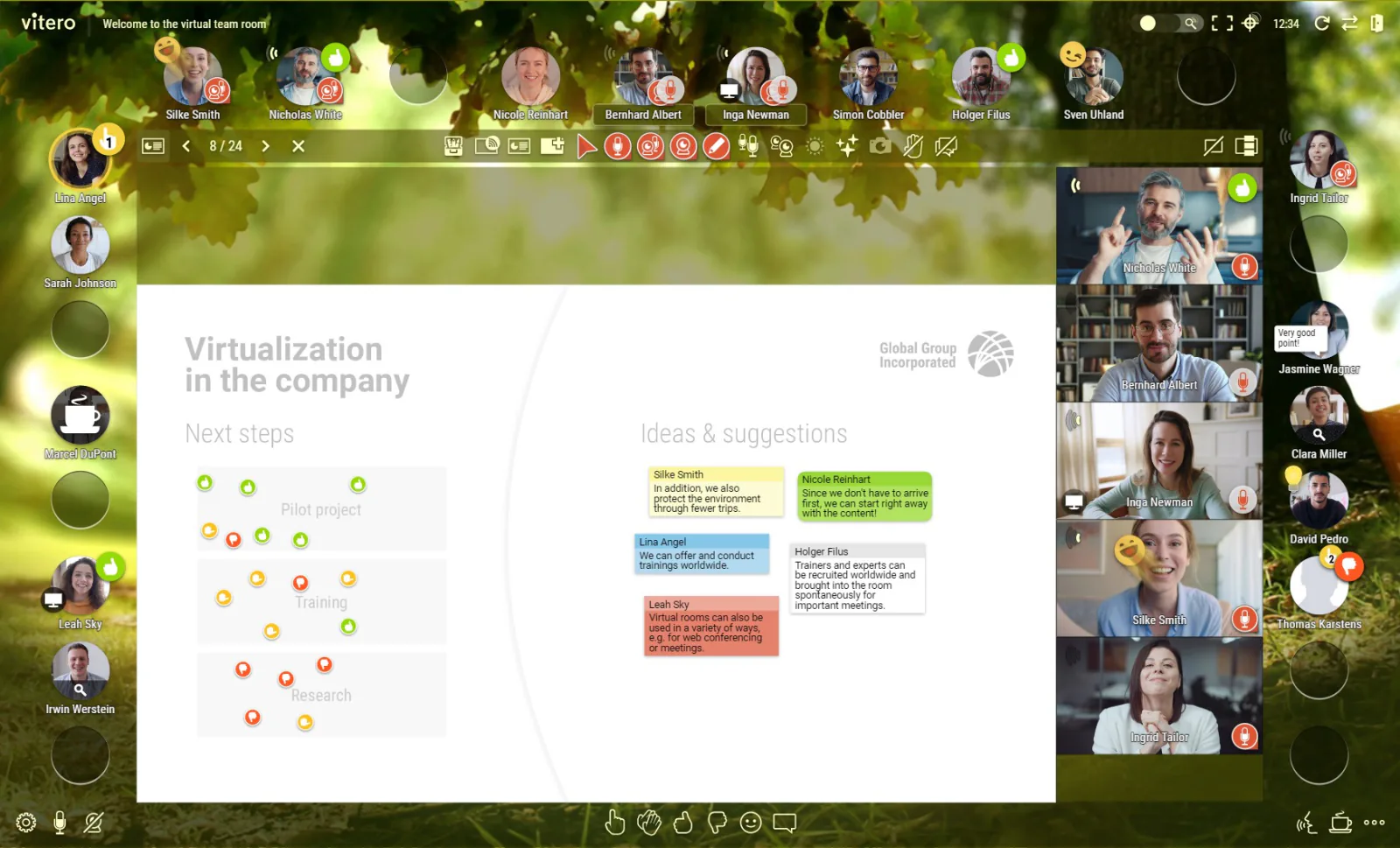 Vitero team room met autumn-leaves-ambience: webcam-rij rechts, Virtualization in the company-whiteboard met pilotproject-, training- en onderzoekskolom en gekleurde stickers van deelnemers.