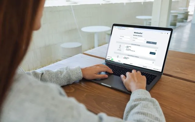 Laptopmockup met een WeSeeDo-videogesprek.