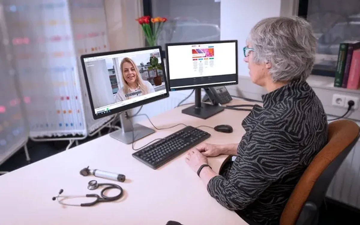 Vrouwelijke huisarts voert een videoconsult met een patient via WeSeeDo.