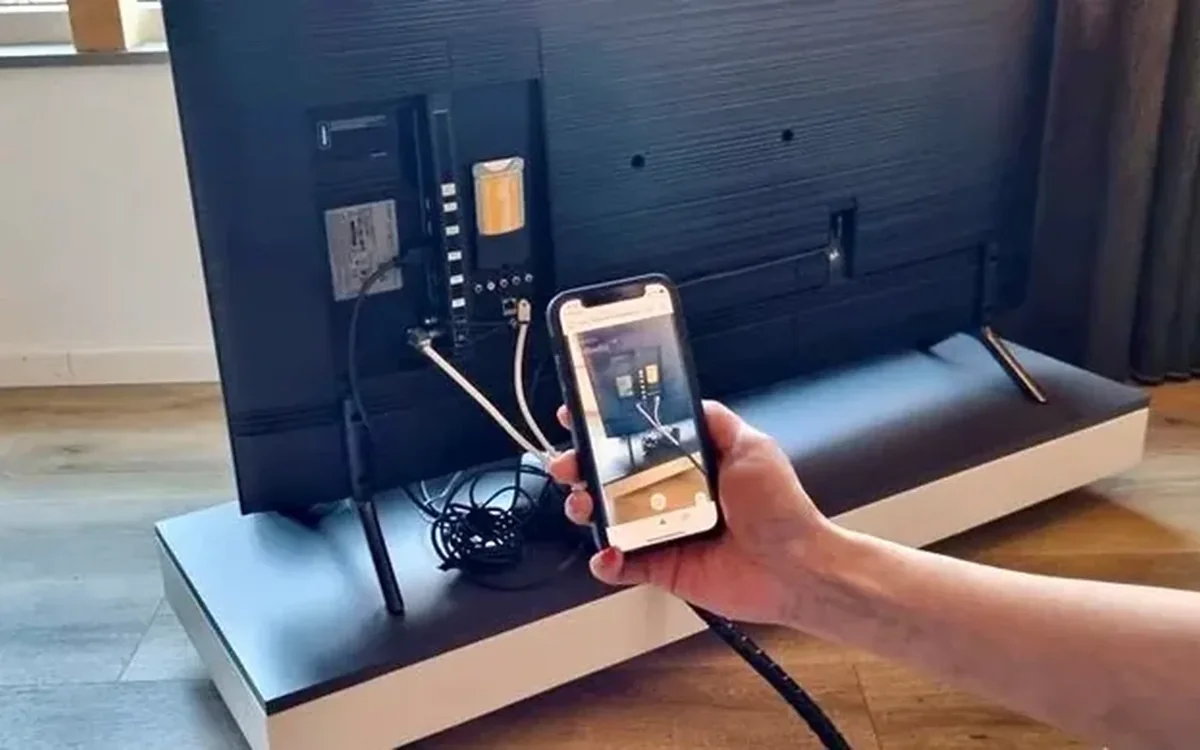 Monteur die via WeSeeDo met een klant meekijkt — assistentie op afstand bij een storing.