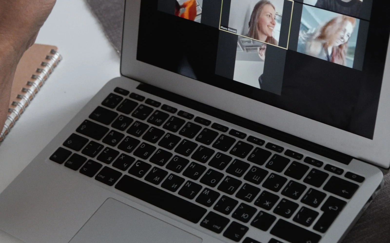 Laptop met een webinar-weergave: grid van deelnemers achter hun eigen schermen, zie de spreker centraal.